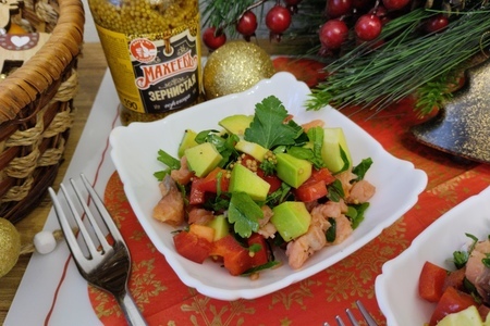 Фото к рецепту: Салат с копченой горбушей, авокадо и сладким перцем с горчичной заправкой махеевъ