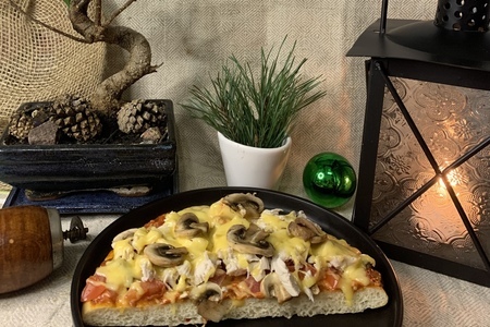 Фото к рецепту: А ля пицца " с цыпленком и шампиньонами (чикен машрум)", за 1 минуту в свч печи