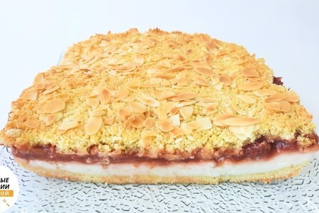 Фото к рецепту: Насыпной пирог с заварным кремом и клубникой