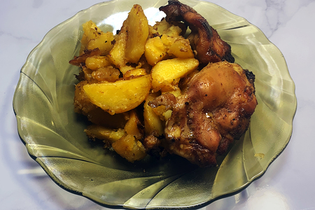 Фото к рецепту: Запеченная курица с картофелем айдахо