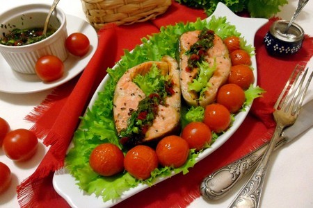 Фото к рецепту: Запеченный лосось под сальсой