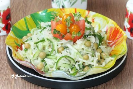 Фото к рецепту: Постный салат из капусты и зеленого горошка