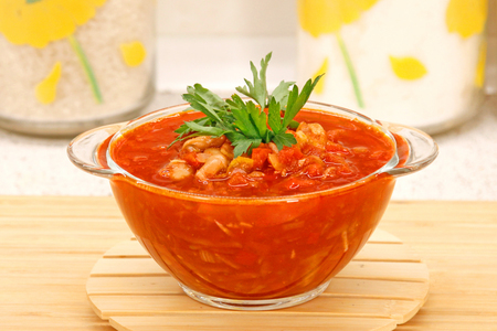 Фото к рецепту: Красный томатный суп с фасолью