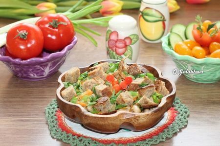 Фото к рецепту: Cалат с фасолью, овощами и сухариками