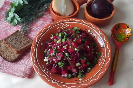 Салат из свёклы с солёными помидорами