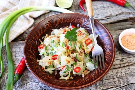 Фото к рецепту: Азиатский салат из свити с имбирём и кинзой