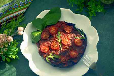 Фото к рецепту: Стейк из краснокочанной капусты с томатоми