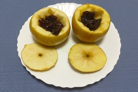 Фото к рецепту: Яблоки с медом и изюмом