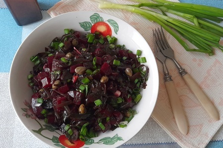 Фото к рецепту: Салат из морской капусты со свёклой