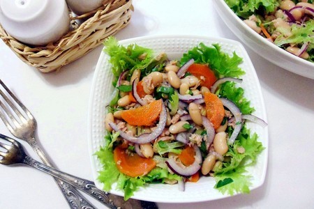 Фото к рецепту: Салат с тунцом и белой фасолью