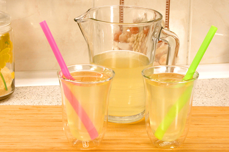 Фото к рецепту: Лимонно-имбирный напиток (чай) с мёдом: вкусный, полезный, согревающий и тонизирующий