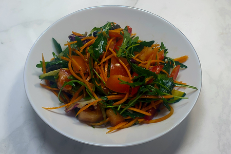 Фото к рецепту: Весенний витаминный салат