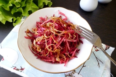 Фото к рецепту: Салат из свёклы и редьки с жаренным луком
