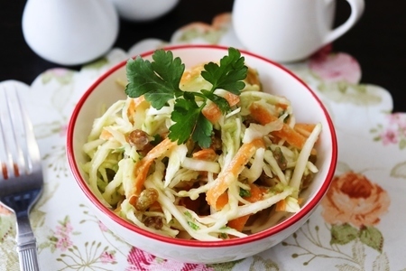 Фото к рецепту: Капустный салат с изюмом и заправкой из авокадо