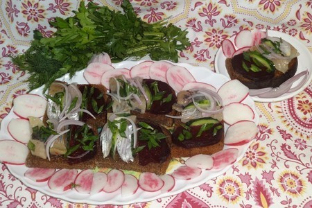 Фото к рецепту: Бутерброды с сельдью и овощами