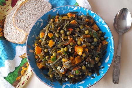 Фото к рецепту: Салат с морской капустой, запечённой тыквой и горошком