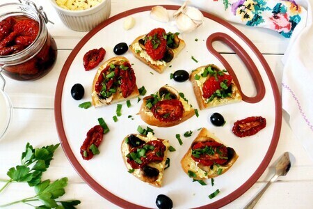 Фото к рецепту: Постные брускетты с тофу, шампиньонами и вялеными помидорами