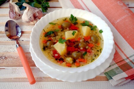 Фото к рецепту: Чечевичный суп с оливками