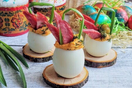 Фото к рецепту: Яйца фаршированные курицей и творожным сыром