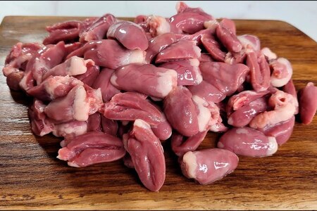 Фото к рецепту: Куриные сердечки в сметане с грибами на ужин