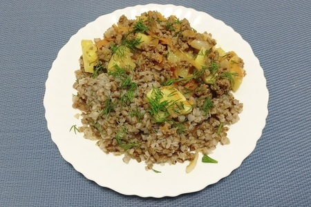 Фото к рецепту: Тушёные кабачки с фаршем — рецепт ужина в мультиварке