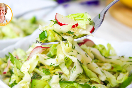 Фото к рецепту: Хрустящий весенний салат из молодой капусты с огурцом и редисом