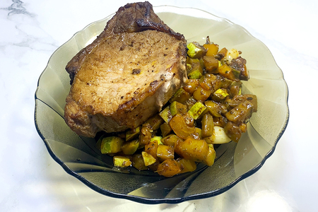Фото к рецепту: Свиной стейк на овощной подушке