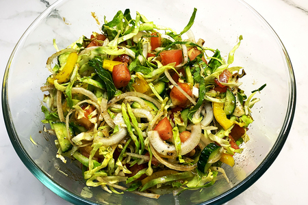 Фото к рецепту: Весенний салат с молодой капустой и овощами