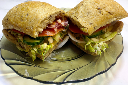 Фото к рецепту: Сэндвич с коул слоу: вкусное сочетание свежести и аромата