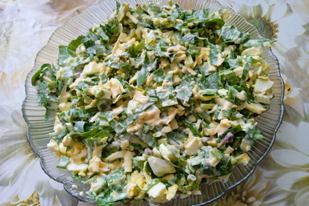 Фото к рецепту: Салат из черемши с яйцами и сыром