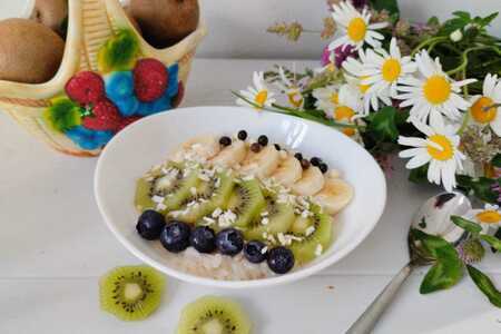 Фото к рецепту: Рисовая каша с фруктами и голубикой