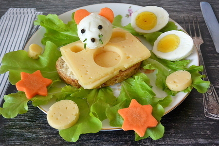 Фото к рецепту: Бутерброд "мышка на сыре"