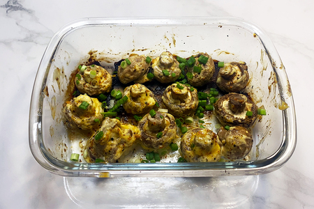 Фото к рецепту: Закуска из шампиньонов: простой и быстрый рецепт запеченных грибов