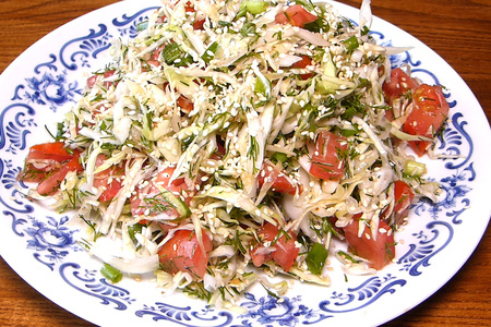 Фото к рецепту: Салат из капусты с помидорами