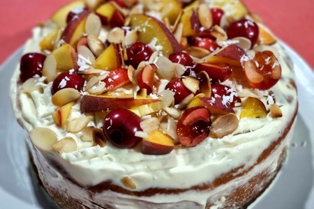 Фото к рецепту: Пирог с черешней и персиками