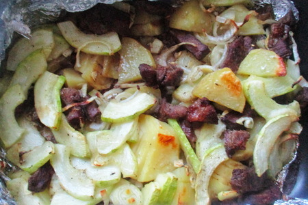 Фото к рецепту: Говядина с кабачком и картофелем в фольге