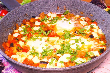 Фото к рецепту: Жареные баклажаны с яйцами