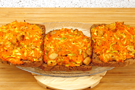 Фото к рецепту: Горячие бутерброды с мясом, кабачком, морковкой, сыром и зернистой горчицей