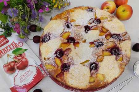Фото к рецепту: Пирог с вишней и летними фруктами #махеевъ
