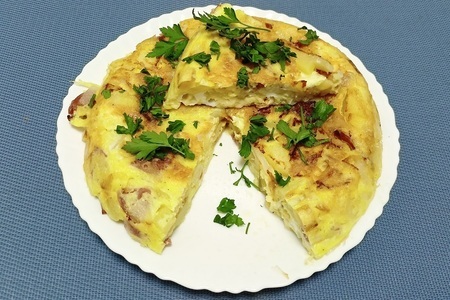 Фото к рецепту: Испанская тортилья с салями и сыром - вкусный рецепт в мультиварке