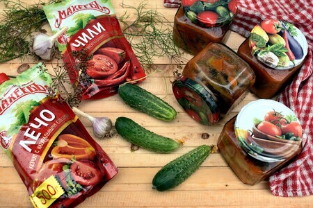 Фото к рецепту: Острая заготовка из огурцов в кетчупе #махеевъ