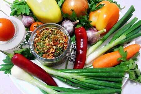Фото к рецепту: Приправа из сушеных овощей и зелени
