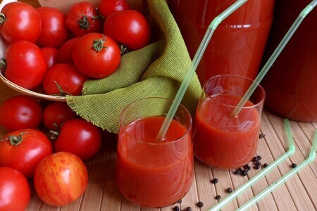 Фото к рецепту: Натуральный томатный сок на зиму