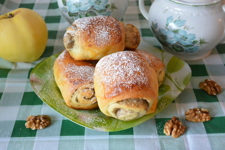 Фото к рецепту: Дрожжевые булочки с грецкими орехами