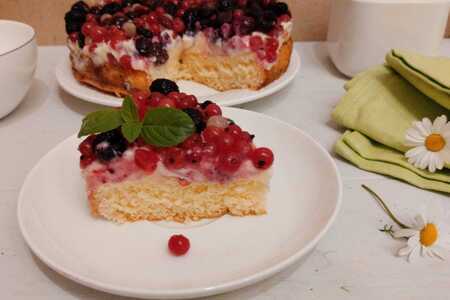 Фото к рецепту: Бисквитный пирог с заварным кремом и ягодами