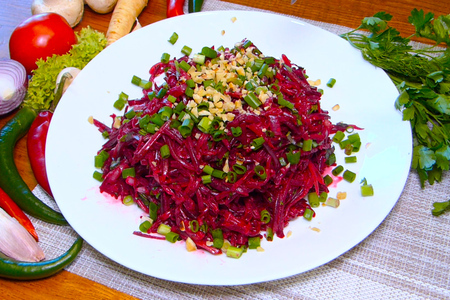 Фото к рецепту: Салат из свеклы с огурцами