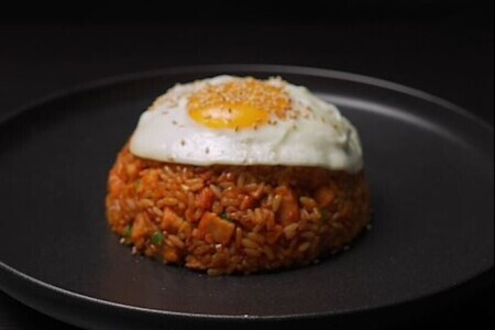 Фото к рецепту: Жареный рис с пастой кочудян