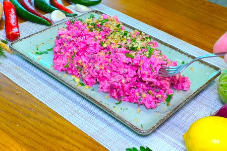 Фото к рецепту: Салат из свеклы с картошкой