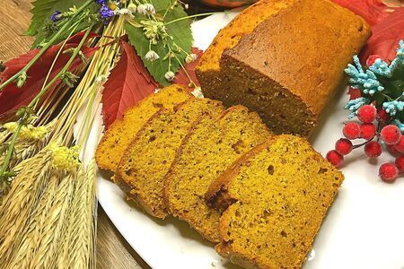 Фото к рецепту: Тыквенный хлеб (pumpkin bread)  - сочный, мягкий, пряный