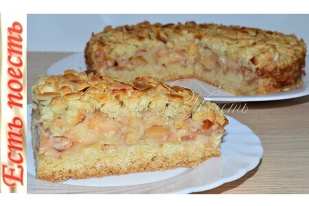 Фото к рецепту: Яблочный пирог с карамельным кремом